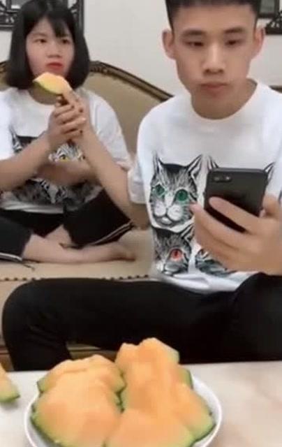 网红弟弟吃瓜图片搞笑版,萌态十足引网友爆笑  第1张